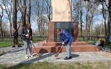 1. Уборка памятника на братской могиле жертвам гитлеровской оккупации по ул. Медведева